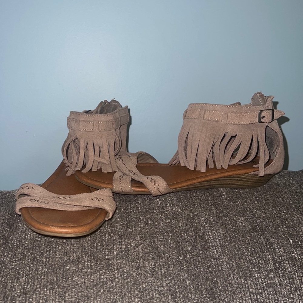 Minnetonka Fringe Sandals - Taupe